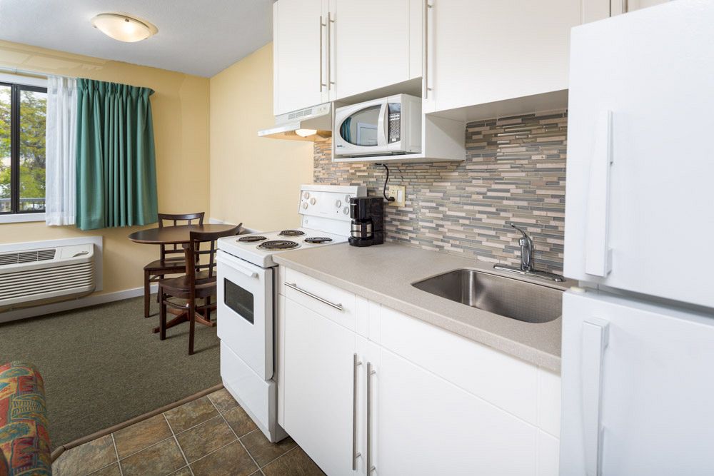 Kelowna hotel kitchen suites near the lake | Siesta Suites Kelowna